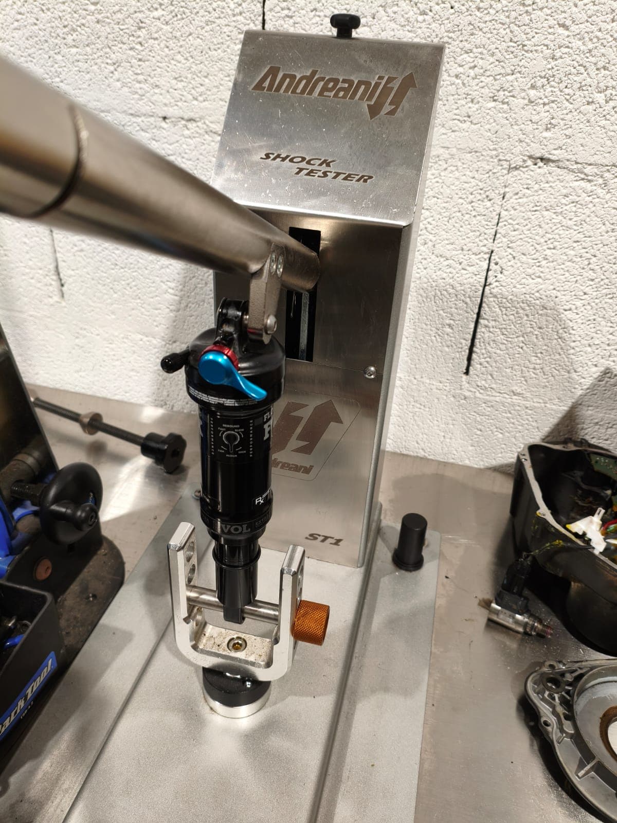 Testeur d'amortisseur suspension vélo en atelier