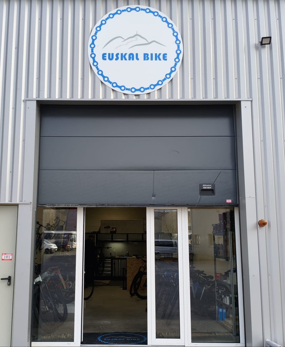 Façade du magasin Euskal Bike à Urrugne